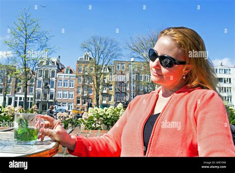 dutch woman banque de photographies et d images à haute résolution alamy