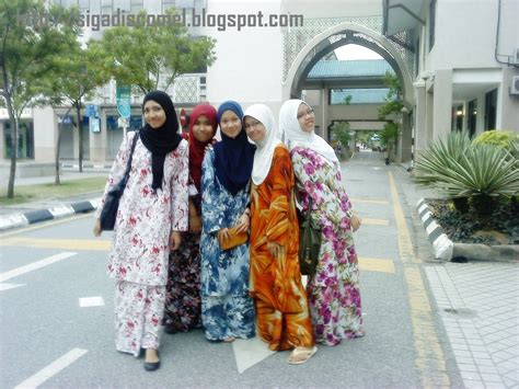 Top suggestions for gadis melayu ketat. Malaysian Baju Kurung 229 by Nora | Malaysian Baju Kurung