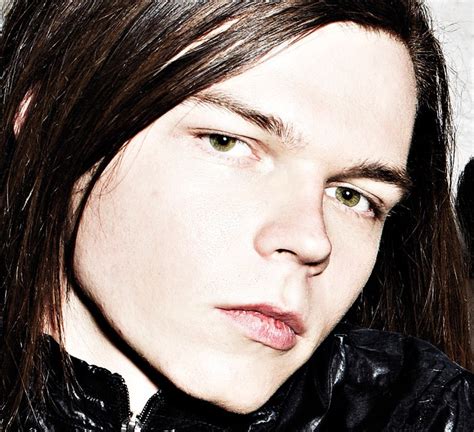 Georg learned to play the bass by himself when he was eleven years old. Club Fan Tokio Hotel M.I.4.: marzo 2012