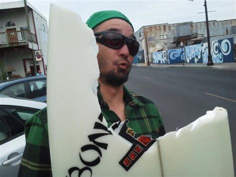 Ketika seorang peluncur berada diatas papan tersebut,papan volume yang tenggelam = 3 m x 2 m x 0,01 m = 0,06 m^3 massa jenis air = 1000 kg/m^3 massa air. Peluncur air diserang jerung besar, papan luncur rabak ...