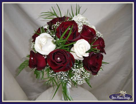 Bouquet Classique De Roses Rouge Et Blanche 8500 Bouquet De Mariage