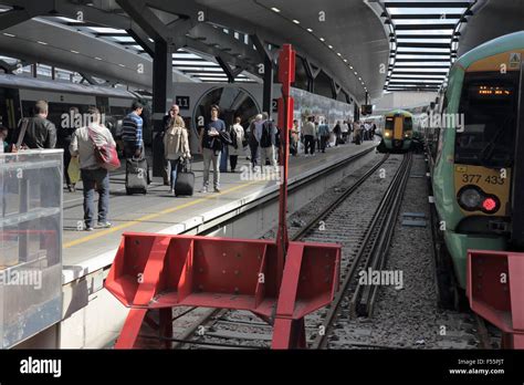 Passengers Trains And Platforms At London Bridge Railway Station Stock