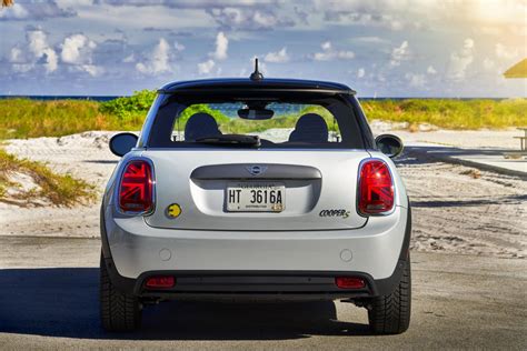 Fully charged's jonny smith recently made comparative test of the bmw i3s and the mini cooper s e last month, bmw i3 and its sporty version, the i3s, received a major upgrade in form of 42.2 kwh. Drag Race: The Electric MINI Cooper SE vs the bMW i3 - MotoringFile