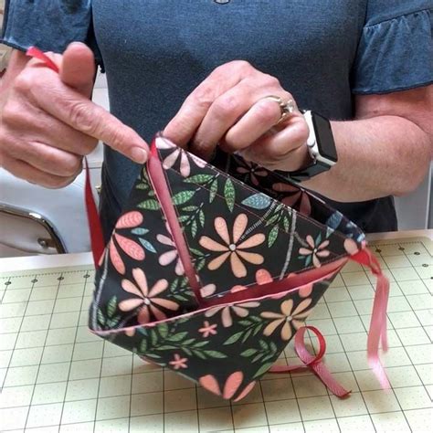 Fabric Origami Pouch Tutorial And Video The Crafty Quilter Diy Bags
