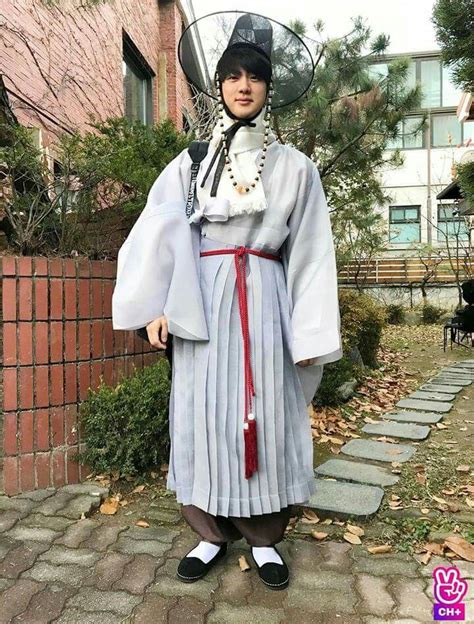 Es increíble como los chicos de bts tienen una frase o una canción que dé justo en el clavo. Jin usando Hanbok,traje típico de Corea del Sur | Hanbok ...