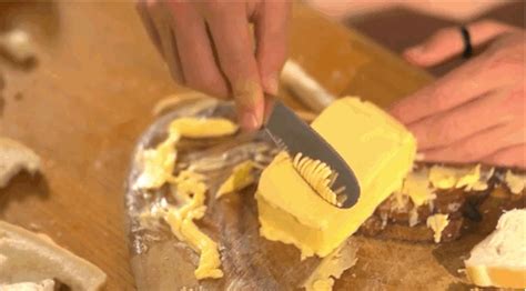 Faca que não estraga o pão ao passar a manteiga dura é a invenção do