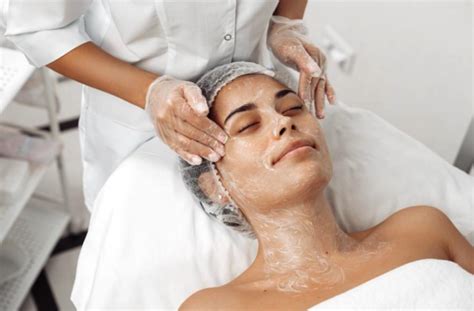 5 Benefits Of Getting Facials Everyone With An Esthetician Diploma Should Know Oxford College
