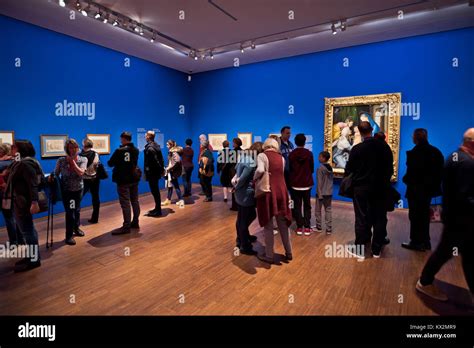 las personas que visitan una exposición del gran pintor renacentista rafael los turistas