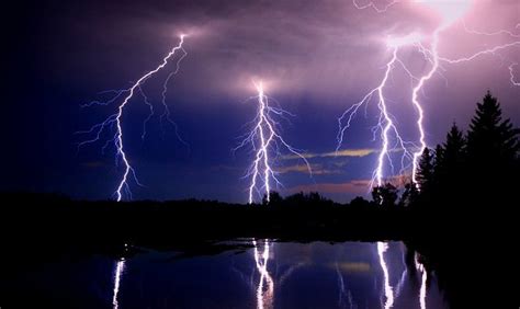 Los truenos a la distancia cuentan a gritos la historia de una tormenta. Los truenos y rayos: ¿por qué se producen? - LosPorque