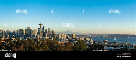 Seattle Skyline Rainier Hi Res Stock Photography And Images Alamy