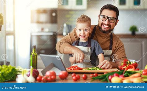 Pai Feliz Da Fam Lia O Filho Que Prepara A Salada Vegetal Imagem De