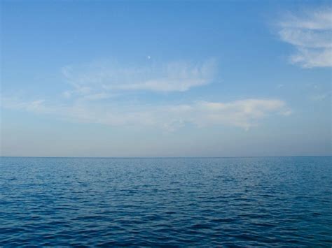 Berikut Ini Penjelasan Mengapa Air Laut Berwarna Biru Yang