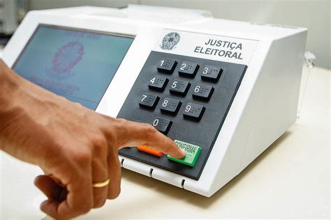 TSE apresenta novo modelo de urna eletrônica da Positivo para eleições