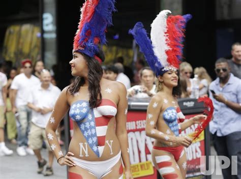 Photo Topless Women In Times Square Nyp Upi Com