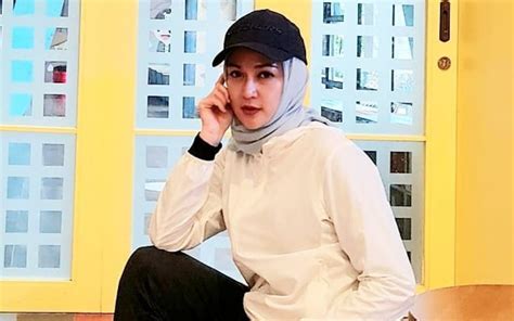 8 artis yang terjerat kasus narkoba di awal tahun 2021. Mantan Suami Dina Lorenza Ditangkap Polisi Karena Kasus ...