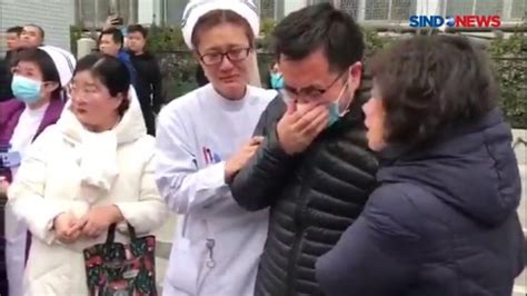 Tangis Keluarga Saat Lepas Petugas Medis Berangkat Ke Wuhan China