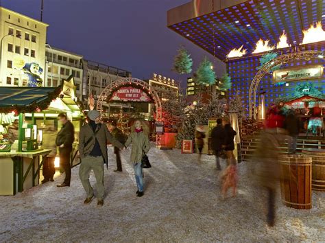 Jeden tag um 16, 18 und 20 uhr heißt es dann nach oben gucken und staunen, wenn der fliegende weihnachtsmann mit seinem schlitten über den historischen weihnachtsmarkt schwebt. Weihnachtsmärkte in Hamburg
