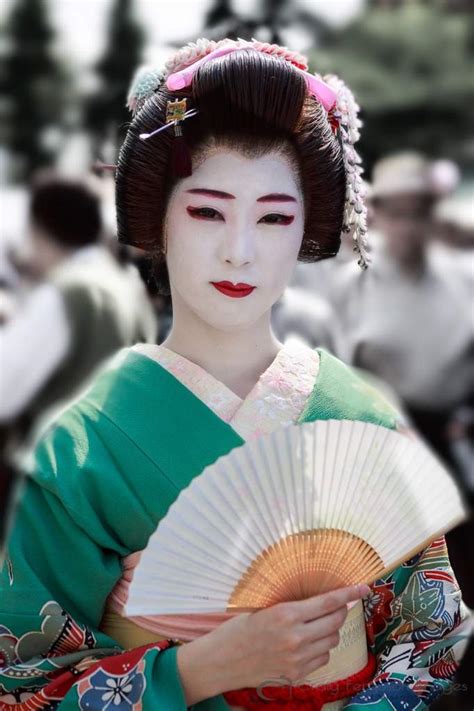 The ume plum hairpin is worn in february, cherry blossom one in april, and the chrysanthemum one in october. Split Peach Geisha Hairstyle - Haircuts you'll be asking ...