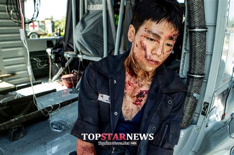 《 연평해전 》은 2015년 개봉한 대한민국 의 영화이다. UHD '연평해전', 관객들이 선정한 '명장면-명대사' 공개 ...