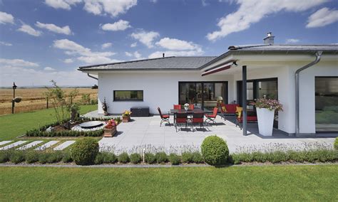 The holiday home offers a barbecue. WeberHaus - Bungalow mit Walmdach - großer Raum und ...