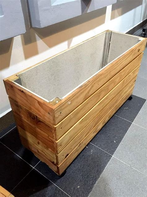 Using a jig saw, we cut the pallet into 3 parts for the deeper box and 5 for the shallow one. pallet planter box | Pallet planter box, Pallet planter ...