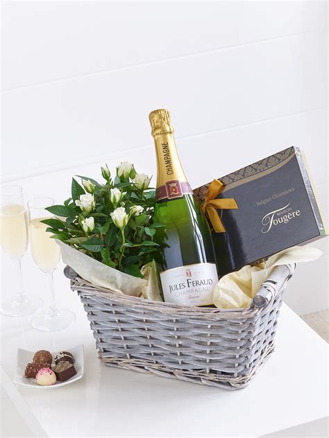 Luxury Champagne T Basket — Courts Of Rayleigh