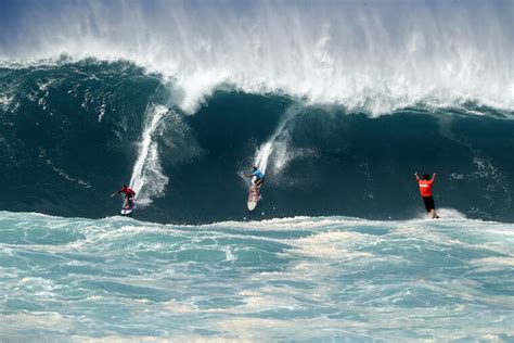 Huge Waves Bring Hawaii Surf Contest The Eddie After Hiatus Hawaii