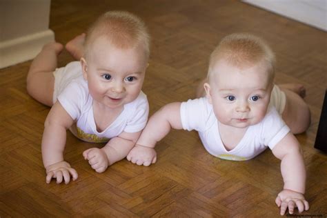 Lucunya Bayi Kembar Bikin Orangtuanya Kewalahan Gemes Pengen Cubit