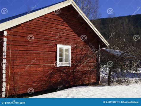 冬天的红色小屋 库存图片 图片 包括有 摄影 村庄 结构树 房子 瑞典 红色 下雪 瑞典语 243193409