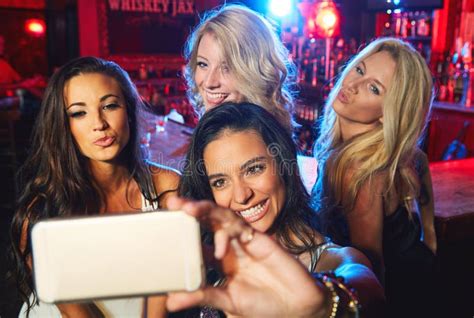 Vriendenpartij En Selfie Op Een Club Bar Of Een Leuk Evenement Om De