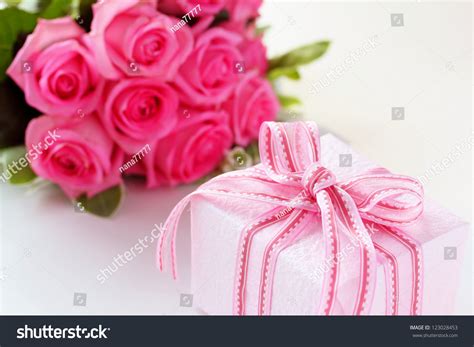 T Box Pink Rose Bouquet Valentines Stock Photo 123028453 Shutterstock