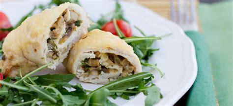 Monda e affettate i funghi freschi misti (porcini e finferli). Funghi bimby - CucinareFunghi.com