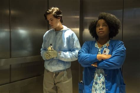 Stella, diciassettenne, trascorre la maggior parte del tempo in ospedale perché affetta da fibrosi cistica. A un metro da te: Cole Sprouse e Kimberly Hebert Gregory ...