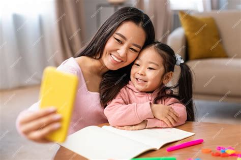 Madre Japonesa Y Pequeña Hija Haciendo Selfie Aprendiendo En Casa