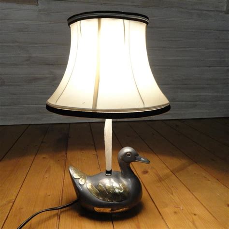 Après vous avoir accueilli pendant 20 ans dans ma boutique lumière du jour à montparnasse ; ARLUMI - Abat-jour traditionnel pour cette lampe canard