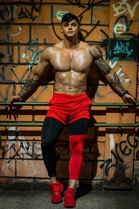 Moda Fitness Tiger Shroff Body Ideal Male Body Men In Tight Pants