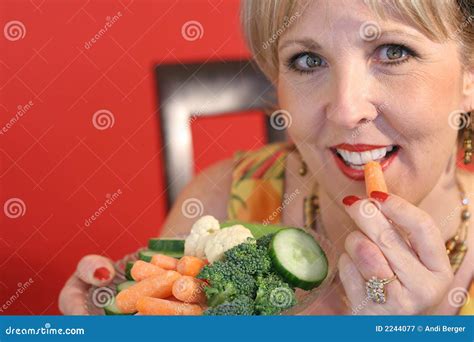 mujer que come el alimento sano imagen de archivo imagen de facial manojo 2244077