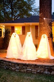 Super cute ghosts made with tomato cages, plastic pumpkin buckets, and sheets! It's Written on the Wall: Halloween Decorations- Ghosts ...