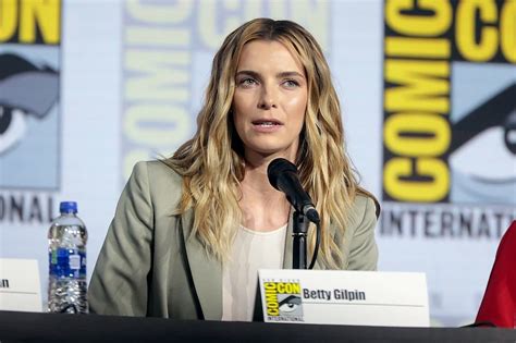 Betty Gilpin Height Weight Body Stats Age Family Facts
