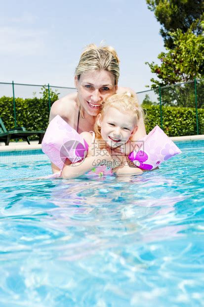 母亲带着女儿在游泳池里高清图片下载 正版图片507038620 摄图网