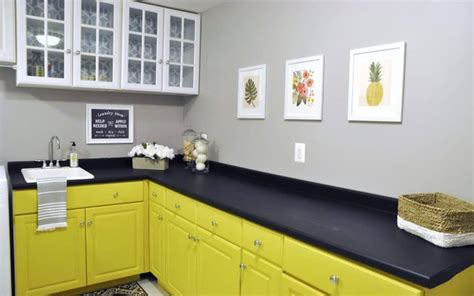 Prime them for perfect color with these tips for surface short of committing to a more costly replacement of outdated kitchen storage, repainting laminate follow these best practices to reinvigorate your laminate cabinetry with a fresh face that lasts! Can You Use Chalk Paint On Laminate Kitchen Cabinets - Visual Motley
