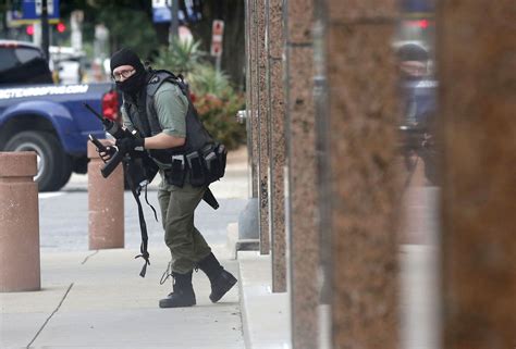 Dallas Courthouse Shooting Photo By Tom Fox Captures Moment Brian Clyde