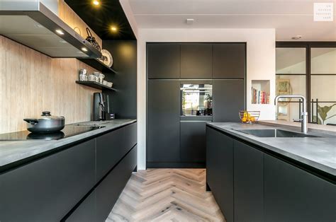 Strakke Moderne En Zwarte Keuken Met Kookeiland Keuken Ontwerp Keuken Inspiratie Keuken