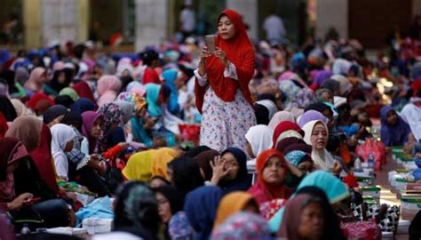 Photos Hundreds Muslim Break Fast At Istiqlal Mosque