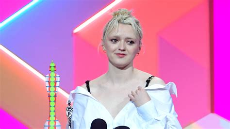 Maisie Williams Made Her 2021 Award Show Debut With Bleached Brows And