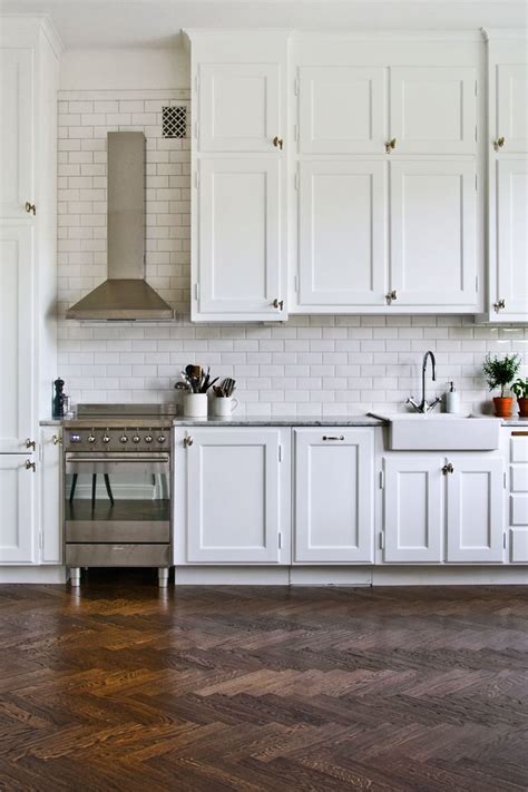 You might also like this photos or back to the best kitchen floor tile patterns design. Dress Your Kitchen In Style With Some White Subway Tiles!