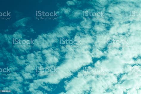 Latar Belakang Langit Biru Dan Awan Putih Foto Stok Unduh Gambar