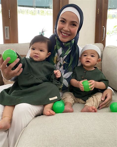 Selain Syahnaz Sadiqah 7 Selebriti Indonesia Ini Miliki Anak Kembar