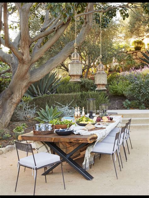 Backyard Dining An Exquisite Dining Area Underneath The