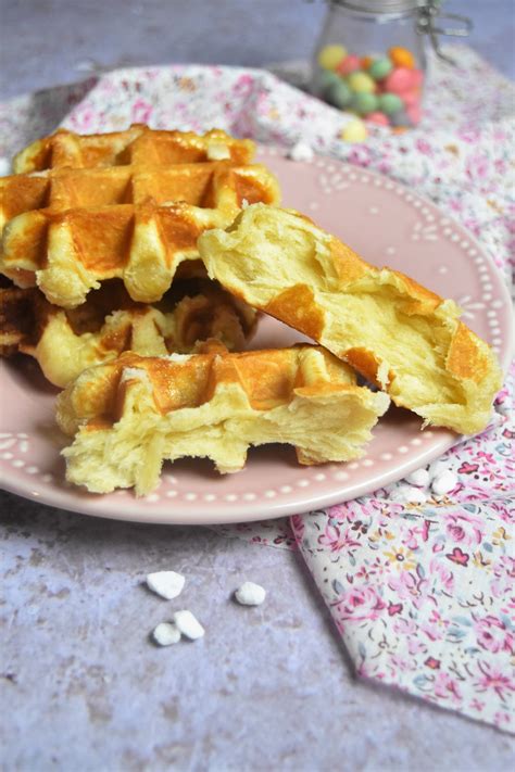 La gaufre de bruxelles, publiée il y a quelques temps, est de forme grande et rectangulaire, avec une pâte légère qui devient croustillante après cuisson. Gaufre de Liège - meilleure recette belge
